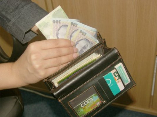 A găsit uşa deschisă şi s-a servit cu 140 de lei şi un telefon